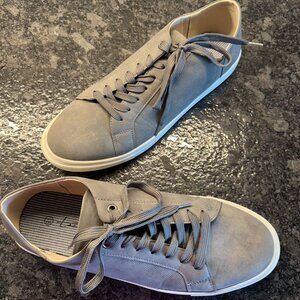 Toecap men's gray sueded lace up smeakers size 9.5